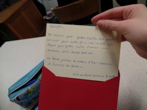 35 jeunes de l'internat de La Cadène sont venus écouter des témoignages sur les frères de la rue participer aux cartes postales du coeur - Apprentis d'Auteuil