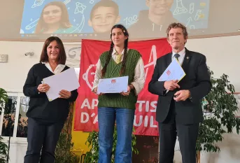 Jacques Oberti, député de la haute garonne remet le diplôme du baccalauréat à une élève