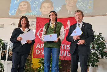 Jacques Oberti, député de la haute garonne remet le diplôme du baccalauréat à une élève