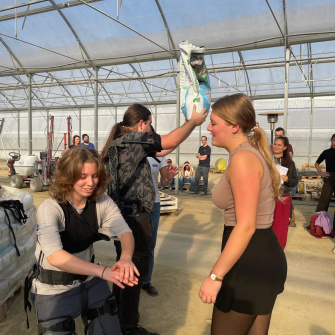 deux élèves testent l'exosquelette